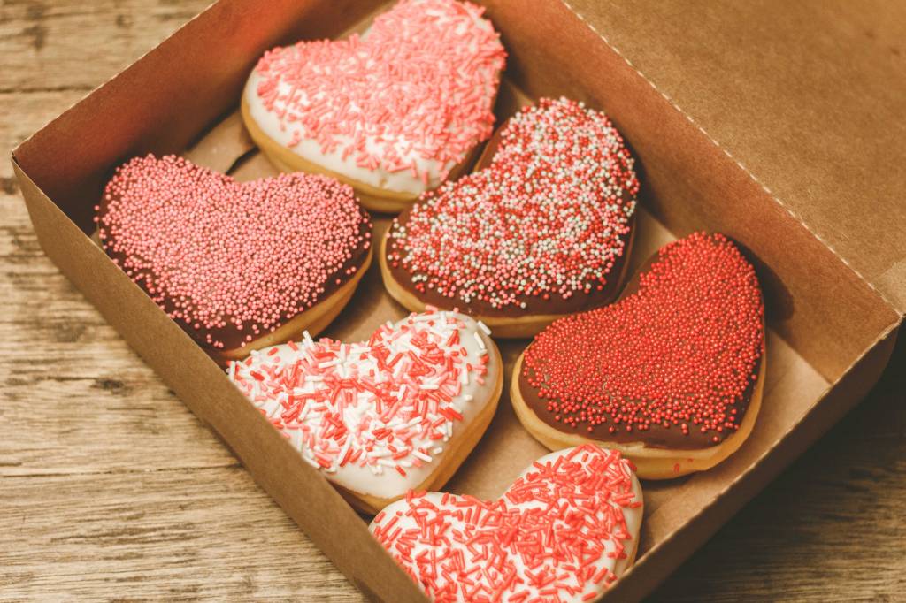 No Dia dos Namorados, casas oferecem doces e até pizza de coração