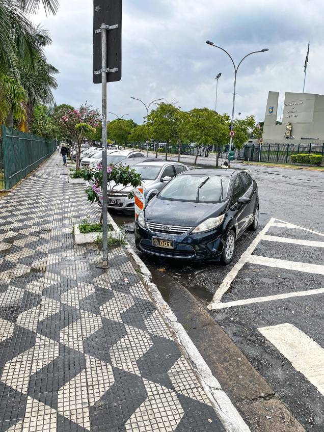 Paredões do Círculo Militar e do QG do Segundo Exército, e o jardim de esculturas escondido da Assembleia; o antiurbanismo da área, com muitas grades, calçadas inóspitas e estacionamentos Paredões do Círculo Militar e do QG do Segundo Exército, e o jardim de esculturas escondido da Assembleia; o antiurbanismo da área, com muitas grades, calçadas inóspitas e estacionamentos