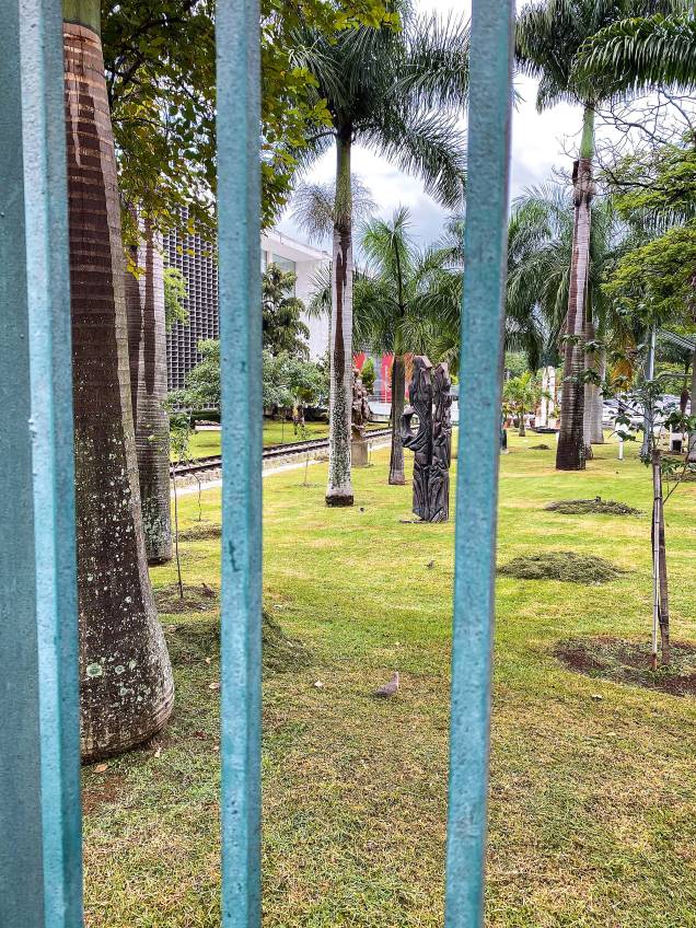Paredões do Círculo Militar e do QG do Segundo Exército, e o jardim de esculturas escondido da Assembleia; o antiurbanismo da área, com muitas grades, calçadas inóspitas e estacionamentos Paredões do Círculo Militar e do QG do Segundo Exército, e o jardim de esculturas escondido da Assembleia; o antiurbanismo da área, com muitas grades, calçadas inóspitas e estacionamentos