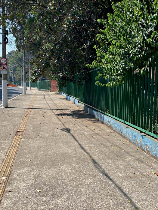 Paredões do Círculo Militar e do QG do Segundo Exército, e o jardim de esculturas escondido da Assembleia; o antiurbanismo da área, com muitas grades, calçadas inóspitas e estacionamentos Paredões do Círculo Militar e do QG do Segundo Exército, e o jardim de esculturas escondido da Assembleia; o antiurbanismo da área, com muitas grades, calçadas inóspitas e estacionamentos