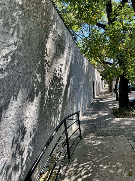 Paredões do Círculo Militar e do QG do Segundo Exército, e o jardim de esculturas escondido da Assembleia; o antiurbanismo da área, com muitas grades, calçadas inóspitas e estacionamentos Paredões do Círculo Militar e do QG do Segundo Exército, e o jardim de esculturas escondido da Assembleia; o antiurbanismo da área, com muitas grades, calçadas inóspitas e estacionamentos