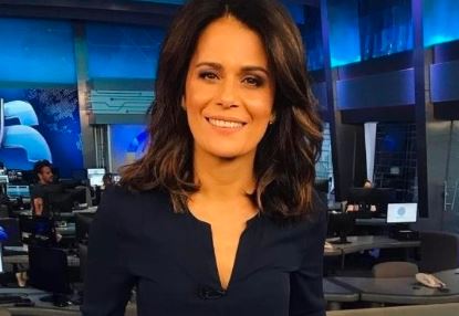 Imagem mostra a jornalista Adriana Araujó com estúdios do Jornal da Record ao fundo