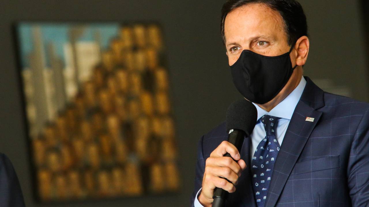 João Doria, de máscara, no Palácio dos Bandeirantes