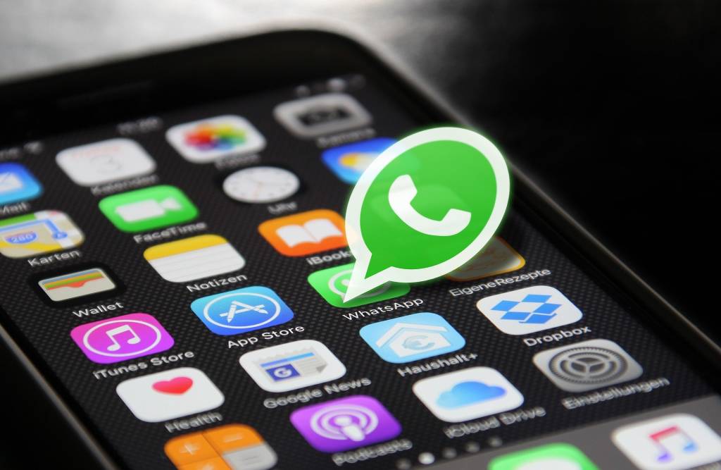 Imagem mostra logo do WhatsApp em iPhone