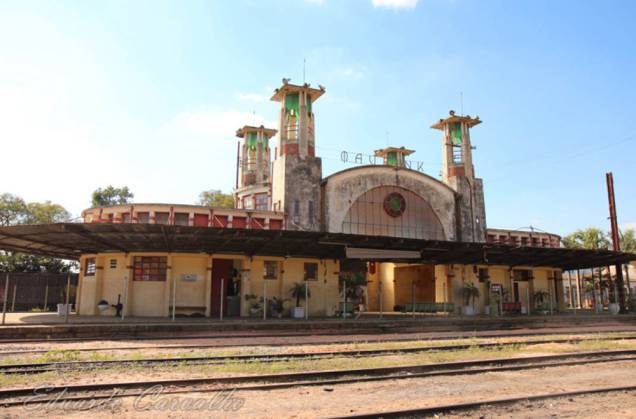 Ambientes da Estação Ferroviária de Mairinque: primeira estação construída com concreto armado no país tem calha furada, infiltrações e mato alto Ambientes da Estação Ferroviária de Mairinque: primeira estação construída com concreto armado no país tem calha furada, infiltrações e mato alto