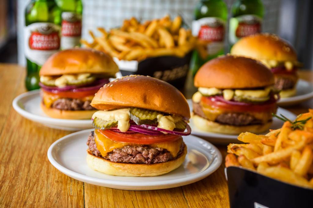 Melhor hamburgueria da cidade tem promoção de combos