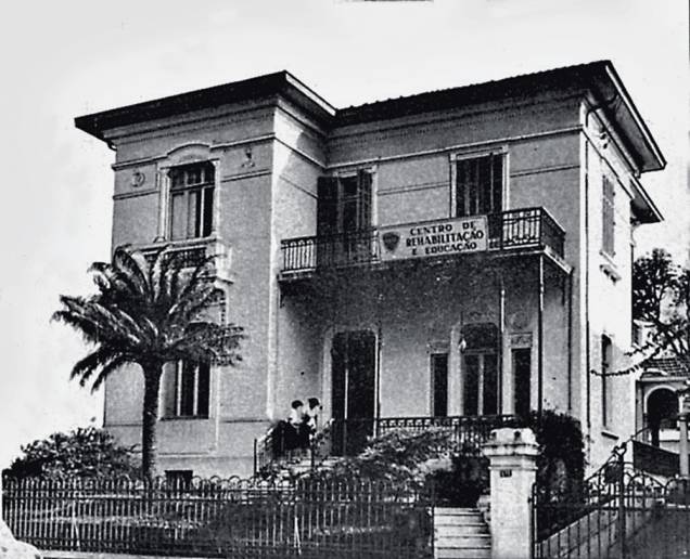 Evolução da Associação de Assistência à Criança Deficiente (AACD): entidade sem fins lucrativos fundada numa casa na Alameda Barão de Piracicaba, em Campos Elíseos, em 1950, ganhou centro de reabilitação no Ibirapuera, em 1963, e hospital ortopédico, em 1993. Evolução da Associação de Assistência à Criança Deficiente (AACD): entidade sem fins lucrativos fundada numa casa na Alameda Barão de Piracicaba, em Campos Elíseos, em 1950, ganhou centro de reabilitação no Ibirapuera, em 1963, e hospital ortopédico, em 1993.