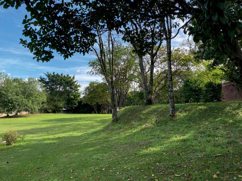 Os vastos jardins do antigo educandário: a 800 metros do Metrô Clínicas, prédio público não tem uso