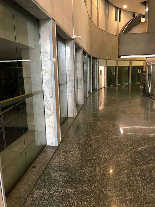 Galeria vazia, carpete no bar e térreo vítima de penduricalhos: joia modernista pede uma recauchutagem à altura Galeria vazia, carpete no bar e térreo vítima de penduricalhos: joia modernista pede uma recauchutagem à altura