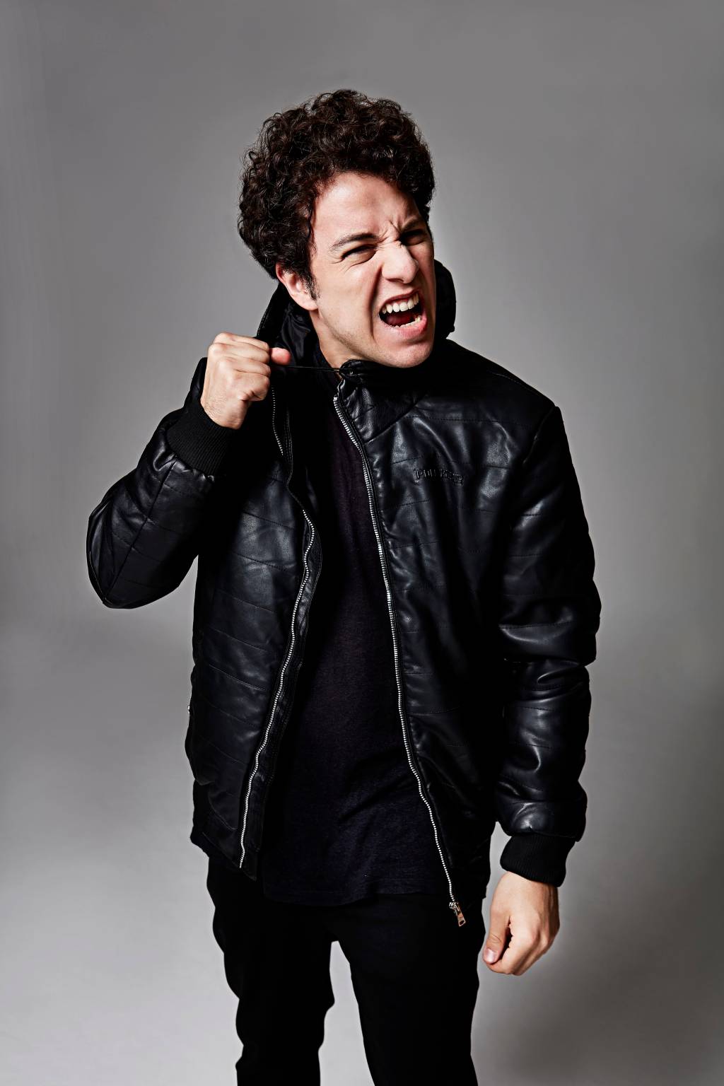 Ex-ator global atua em séries gravadas no apartamento com direção via Zoom