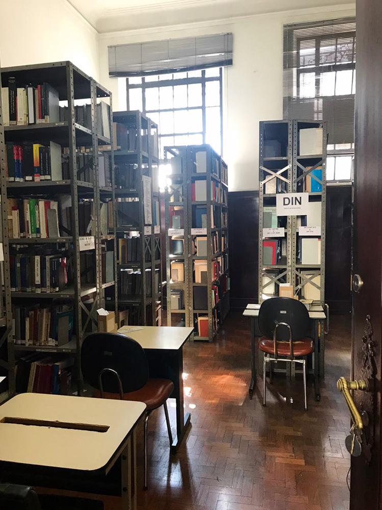 Livros da biblioteca de Direito (Arquivo Pessoal) Livros da biblioteca de Direito (Arquivo Pessoal)