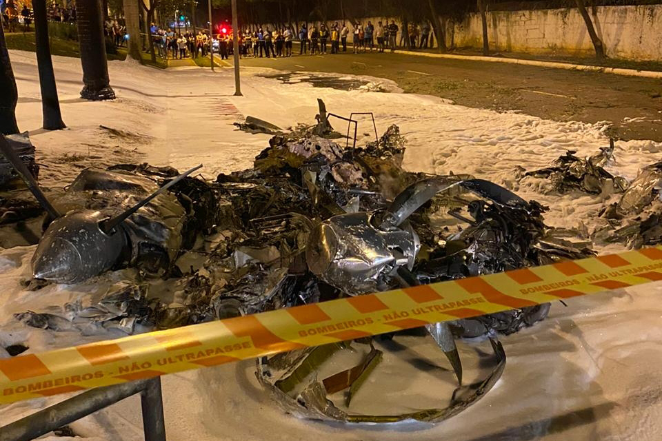 Avião de pequeno porte cai na Zona Norte da capital