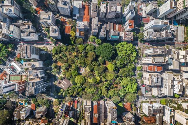 Buenos Aires, em Higienópolis: raro espaço verde cercado de prédios e em um distrito populoso, com uso dia e noite