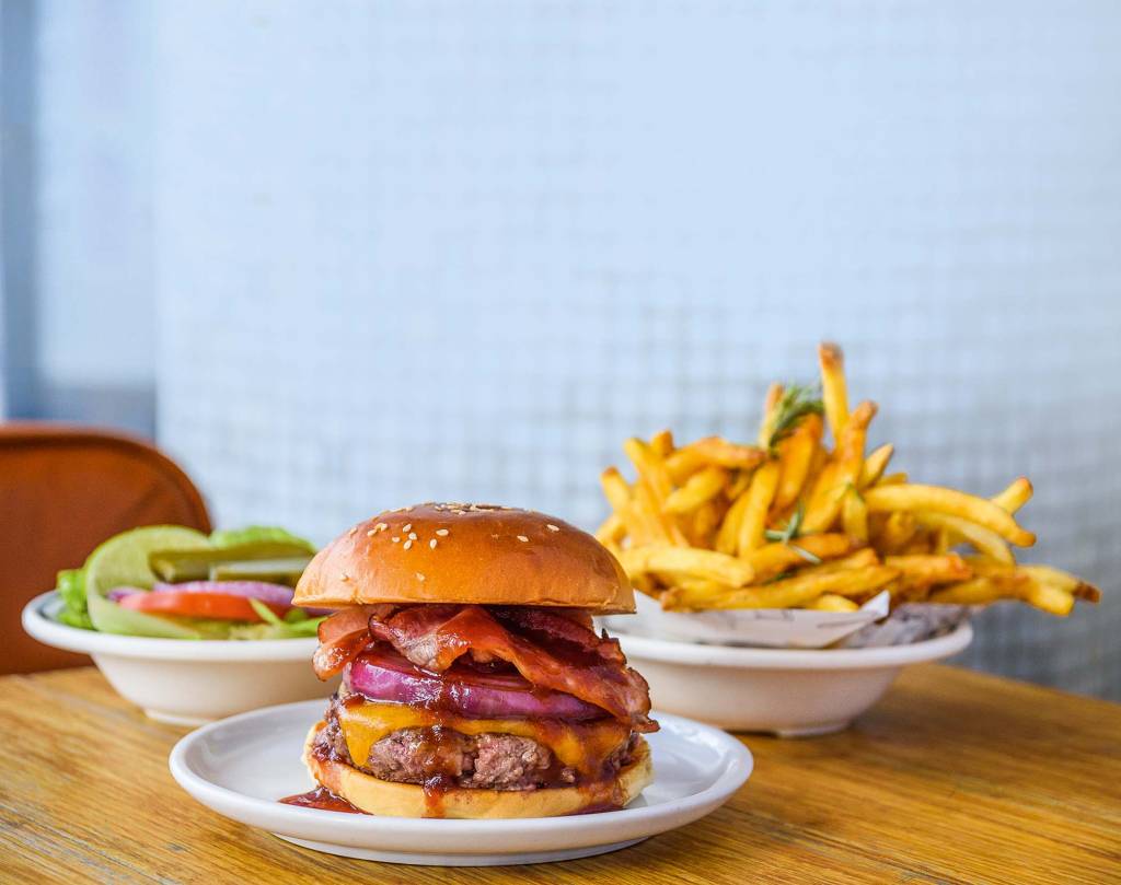 Z Deli Sandwiches lança combos com hambúrguer no almoço