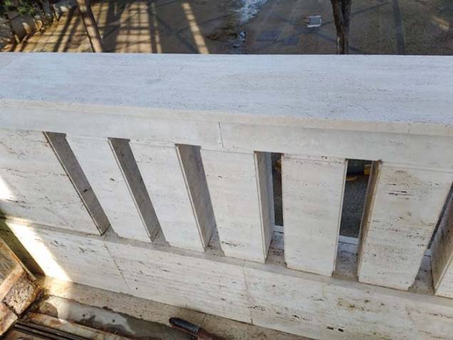 Em obras: dobradiças (no detalhe), pórticos e muretas Em obras: dobradiças (no detalhe), pórticos e muretas