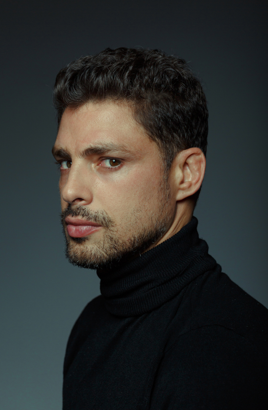 Fabio Audi – Cauã Reymond (FABIO AUDI) O ator Cauã Reymond aparece sério em foto em estúdio fotográfico