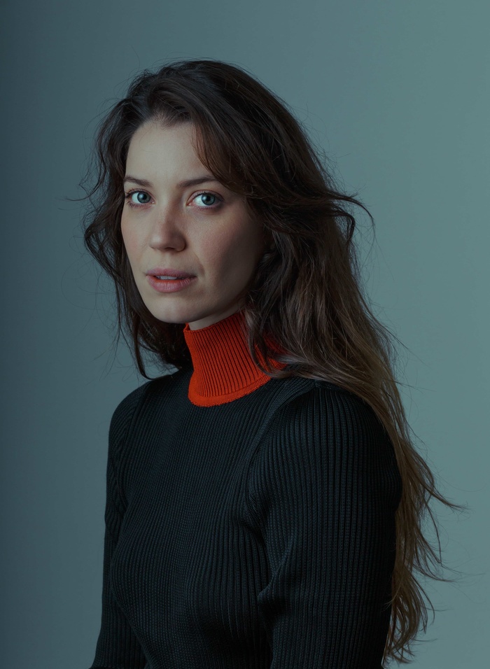 Fabio Audi – Nathalia Dill (FABIO AUDI) Nathalia Dill encara a câmera e veste suéter preto com gola vermelha.