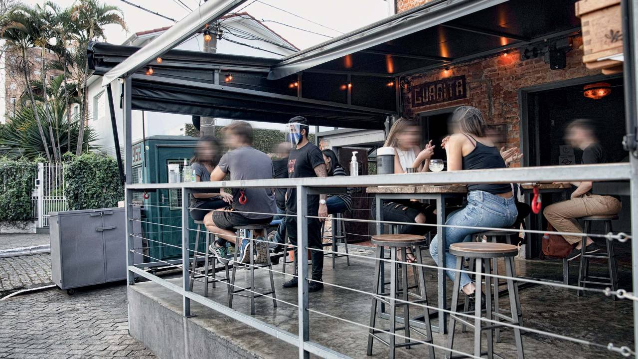 Terraço de bar com banquetas altas