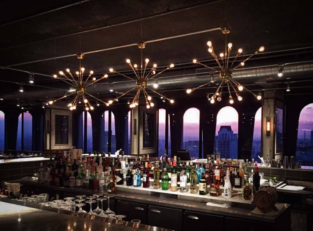 Restaurantes Reabertura – Seen SP Bar com janelas ao fundo com vista para a cidade