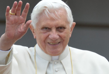 Foto de Bento XVI aparece acenando