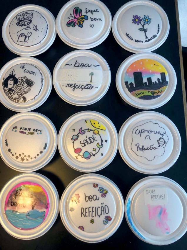 Tampas pintadas por crianças, marca registrada do grupo O Amor Agradece, criado na Zona Oeste Tampas pintadas por crianças, marca registrada do grupo O Amor Agradece, criado na Zona Oeste