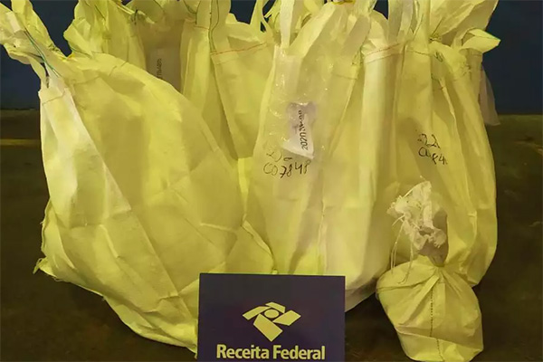 Cocaína é encontrada escondida em contêiner de suco de laranja