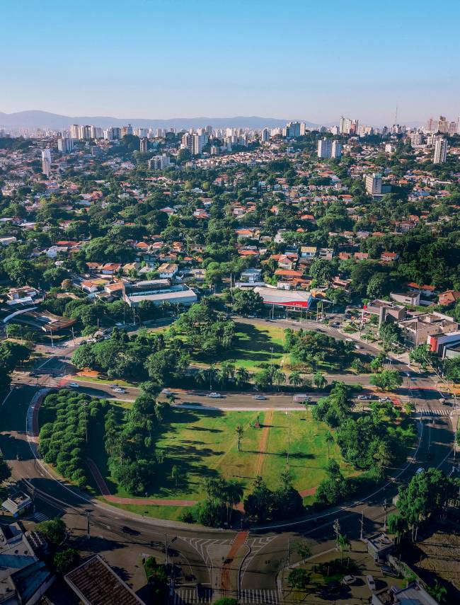 Uma das regiões menos habitadas da cidade, o Alto de Pinheiros ganhou praças e parques nas últimas três décadas; legislação impede mais moradores e uso comercial na maior parte do bairro