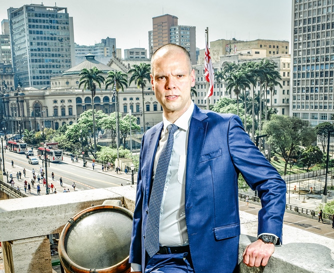 BRUNO COVAS Imagem de Bruno Covas posando para foto com a cidade de SP ao fundo