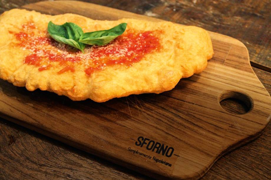 Calzone: dourado em óleo ricota de búfala, mussarela, salame, pimenta-do-reino e molho de tomate