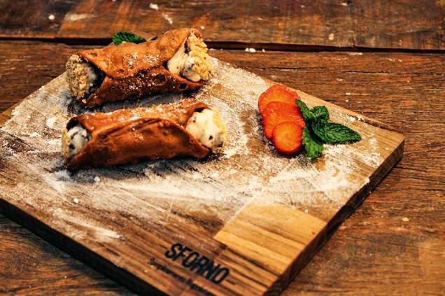 Cannoli: leva recheio de ricota, laranja cristalizada e chocolate Cannoli: leva recheio de ricota, laranja cristalizada e chocolate