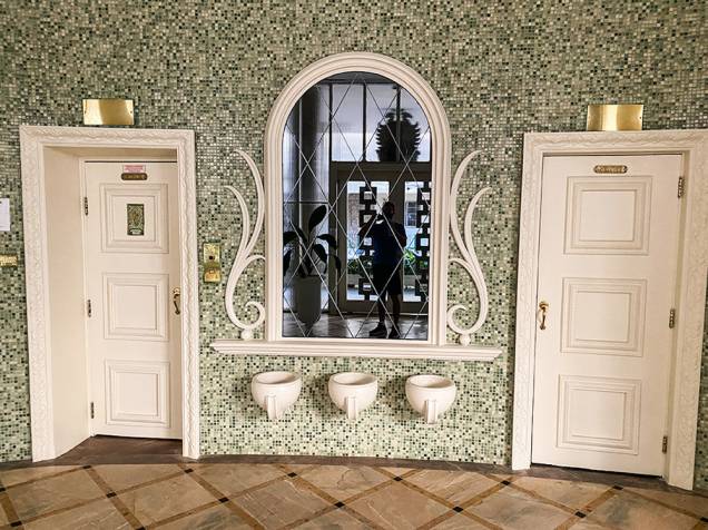 Muita decoração e detalhes nunca pareciam demais para Artacho: rampa charmosa, pisos, paredes, colunas e espelhos no saguão Muita decoração e detalhes nunca pareciam demais para Artacho: rampa charmosa, pisos, paredes, colunas e espelhos no saguão