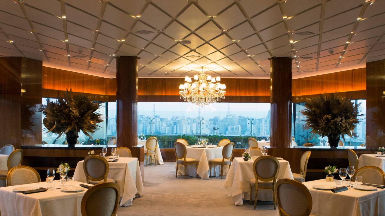 Salão de restaurante com vista da cidade