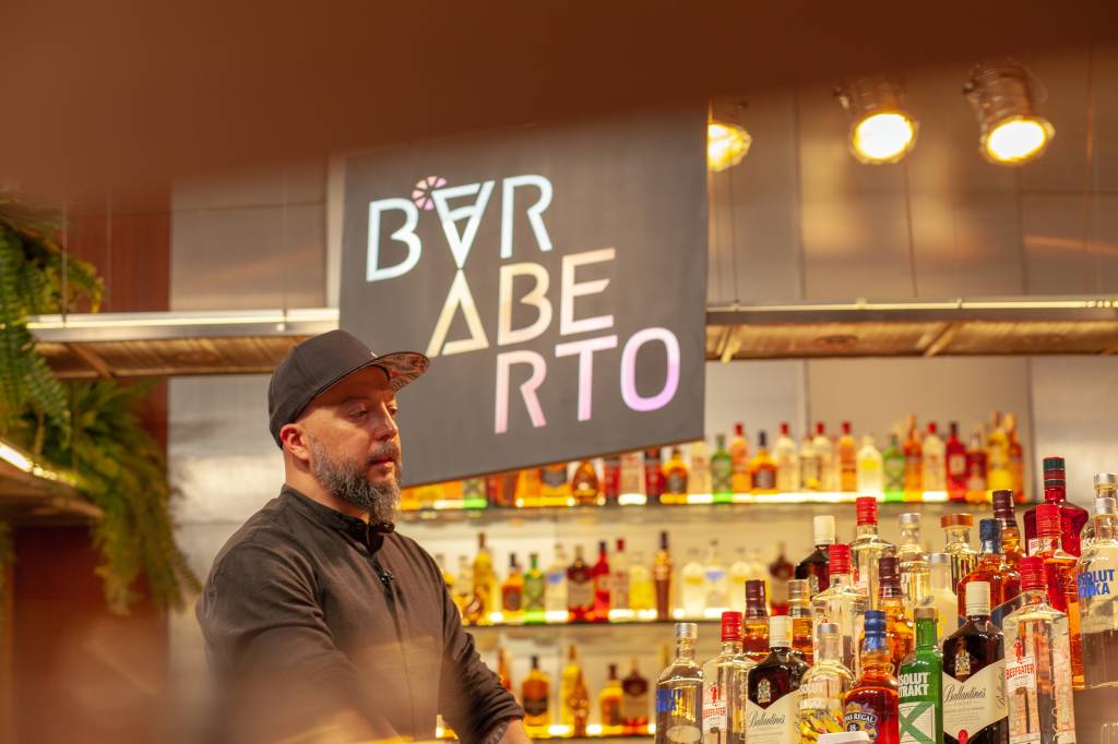 Bar Aberto Márcio Silva Homem de boné em frente a bar