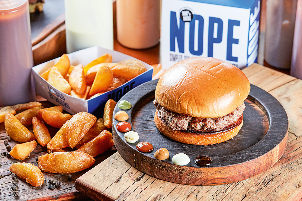 NOPE Loaded Burgers mistura bacon, queijo e outros ingredientes na carne