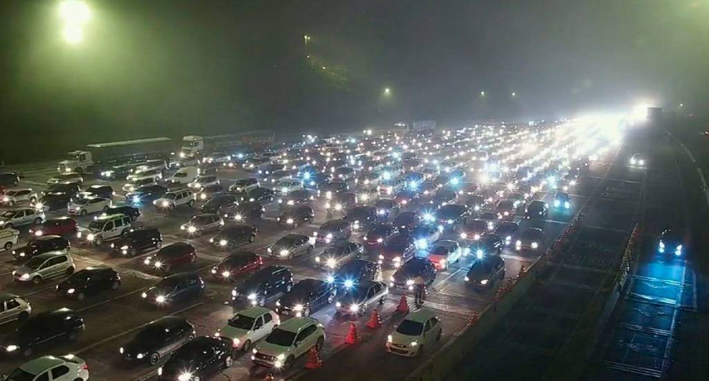 Mais de 215 mil veículos buscam litoral paulista no feriado prolongado