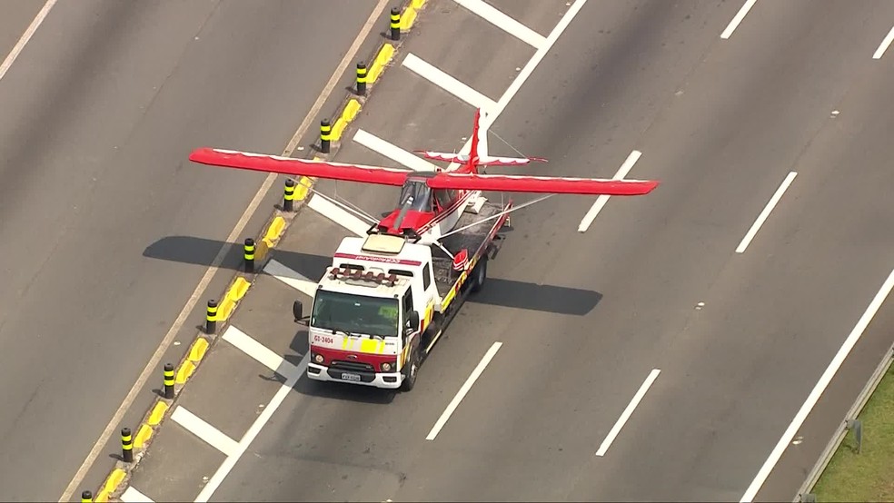 Avião faz pouso de emergência no Rodoanel