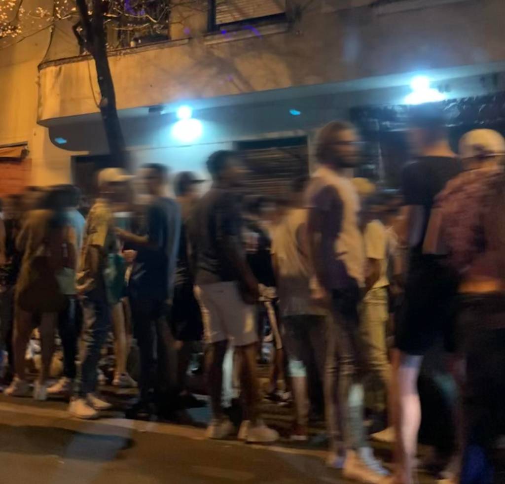 Aglomeração Peixoto Gomide Grupos de pessoas confraternizam: região do Baixo Augusta