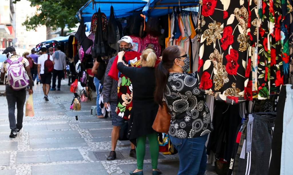 Prefeitura promete cadastrar ambulantes ilegais no Brás e criar ponto de venda