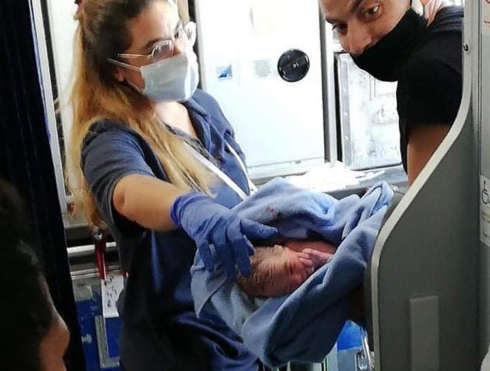 Criança nasce durante voo e ganha passagens gratuitas pela vida inteira