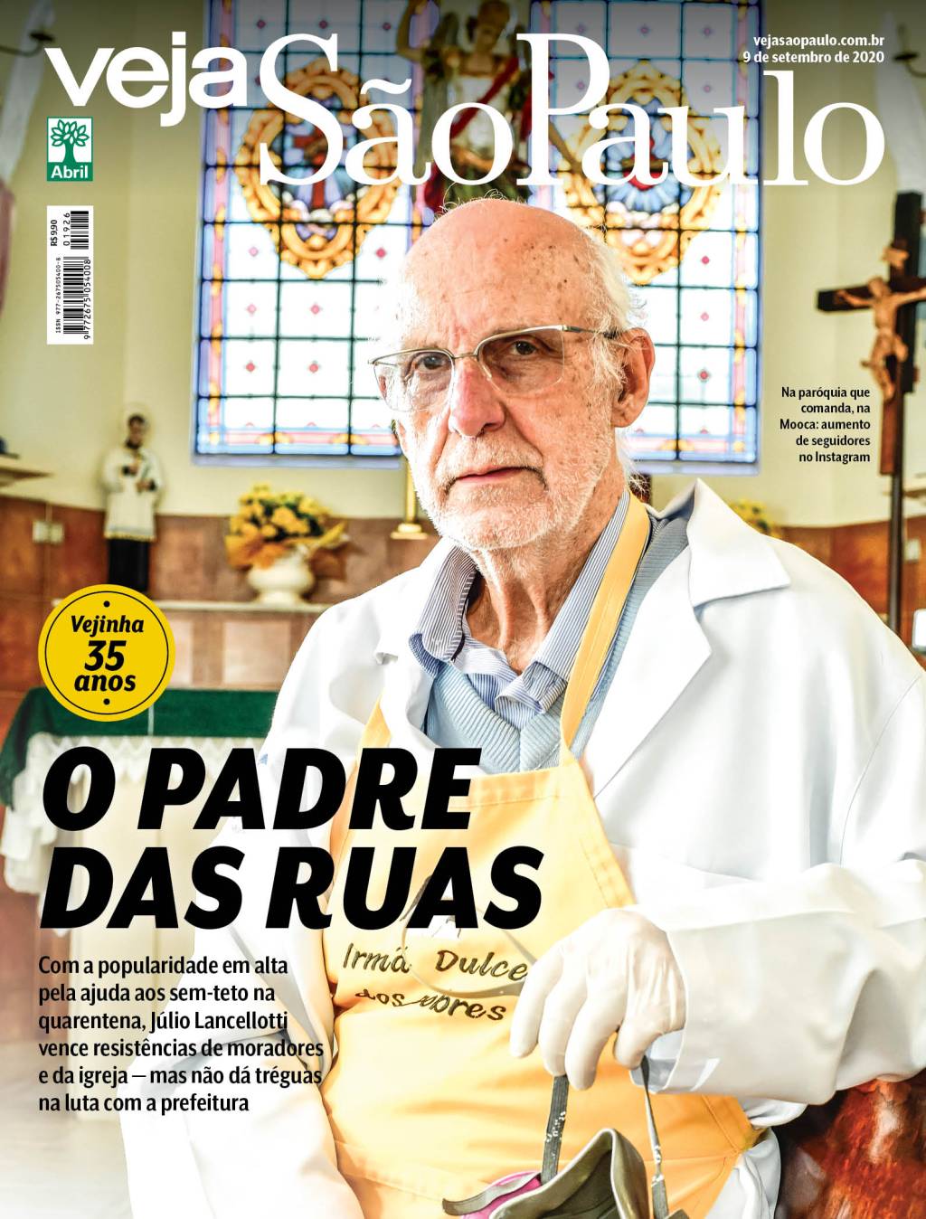 capapadrejulio Imagem mostra a capa da revista Veja São Paulo com o padre Julio Lancellotti usando avental e com fisionomia séria, dentro de sua igreja, na Mooca