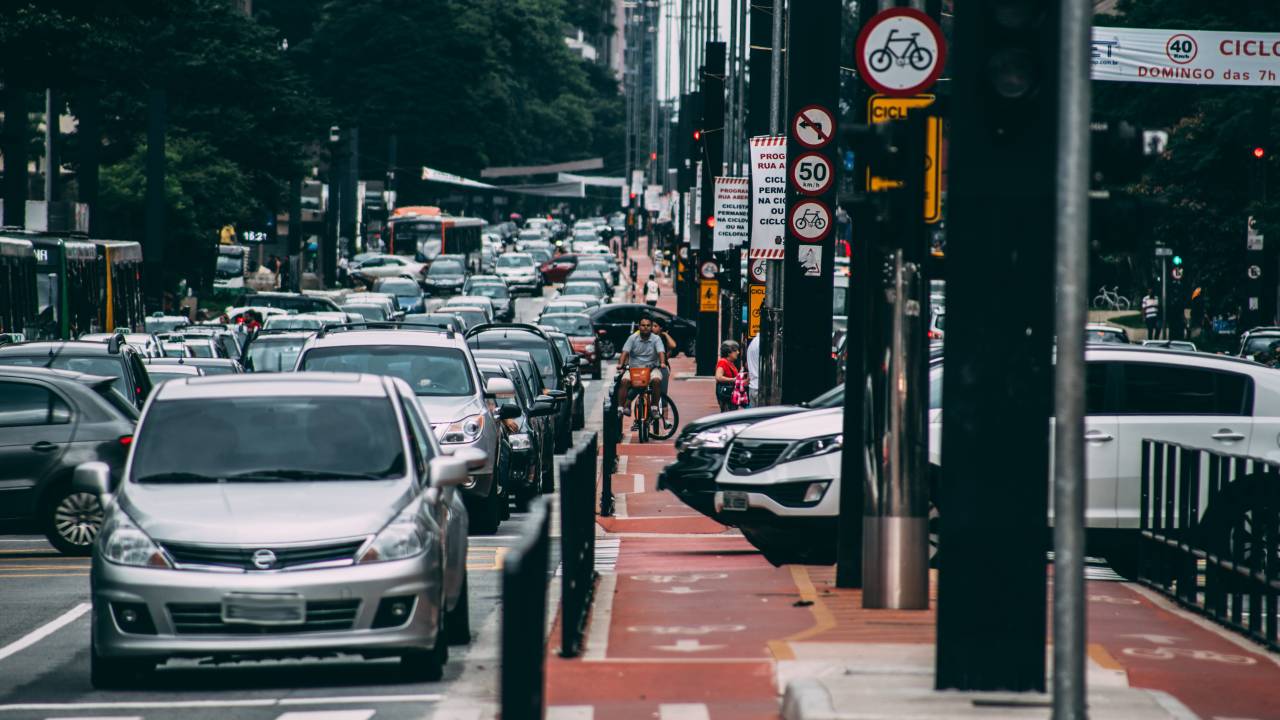 Avenida Paulista com carros em uma das vias