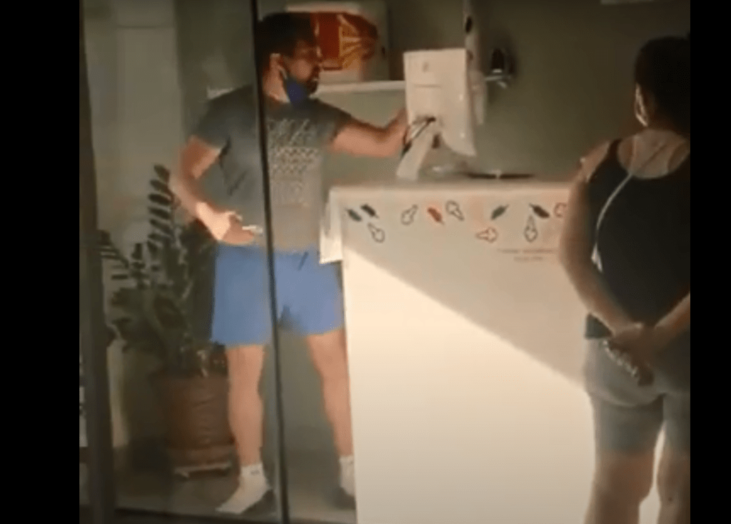 Homem se recusa a usar máscara e ataca sorveteria e comerciante