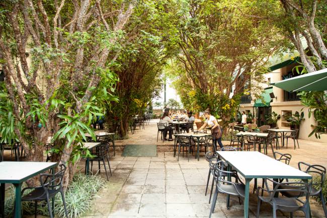 Achados ELO – Ama.zo Restaurante fica na centenária Casa da Don'Anna e tem mesas espalhadas ao ar livre