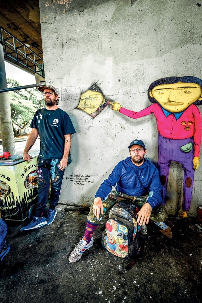 os gêmeos exposição pinacoteca OSGEMEOS no bairro do Glicério: grafite especial para Vejinha e autógrafo na mochila de fãs