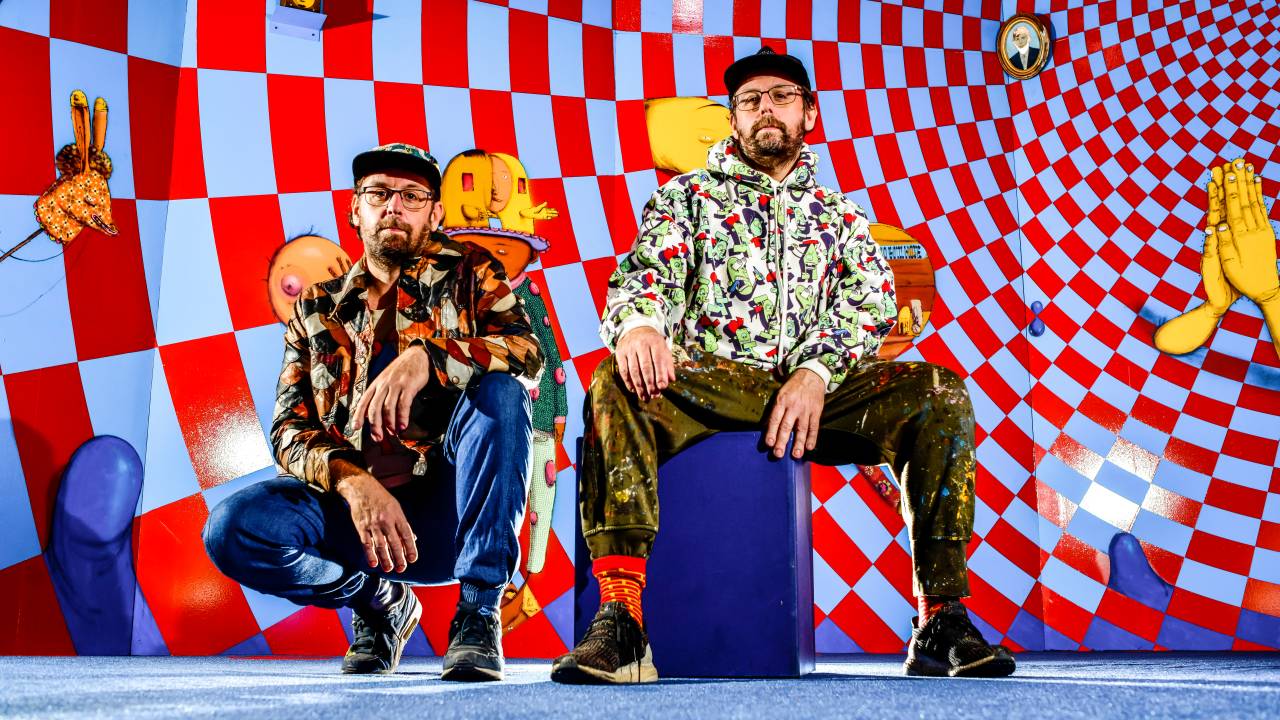 Os gêmeos Gustavo e Otávio Pandolfo: exposição SEGREDOS na Pinacoteca continua aberta na fase amarela