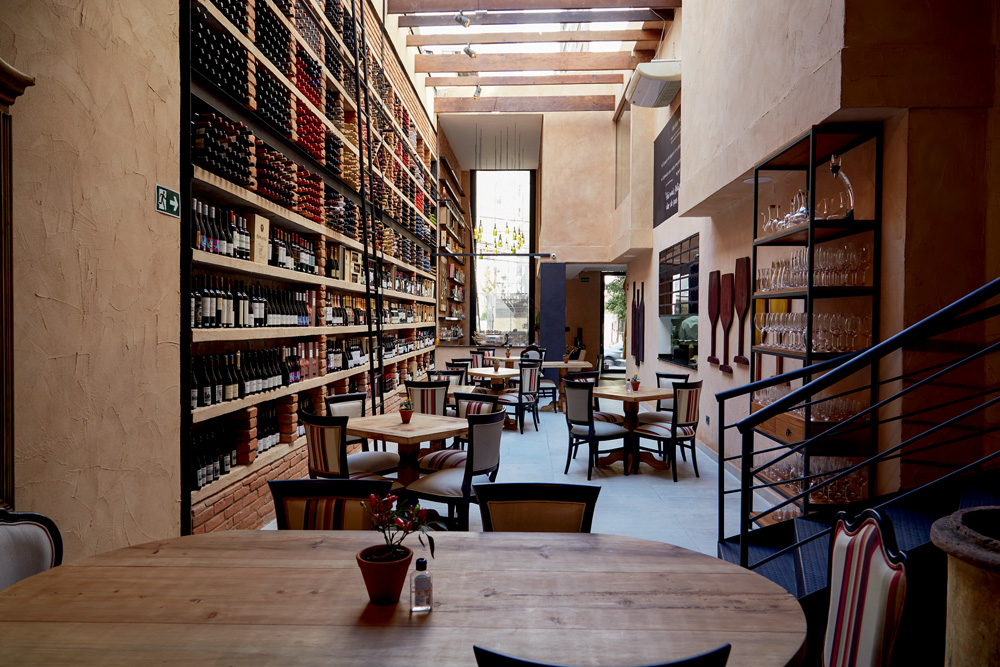 Restaurante nos Jardins realiza degustações gratuitas de vinhos