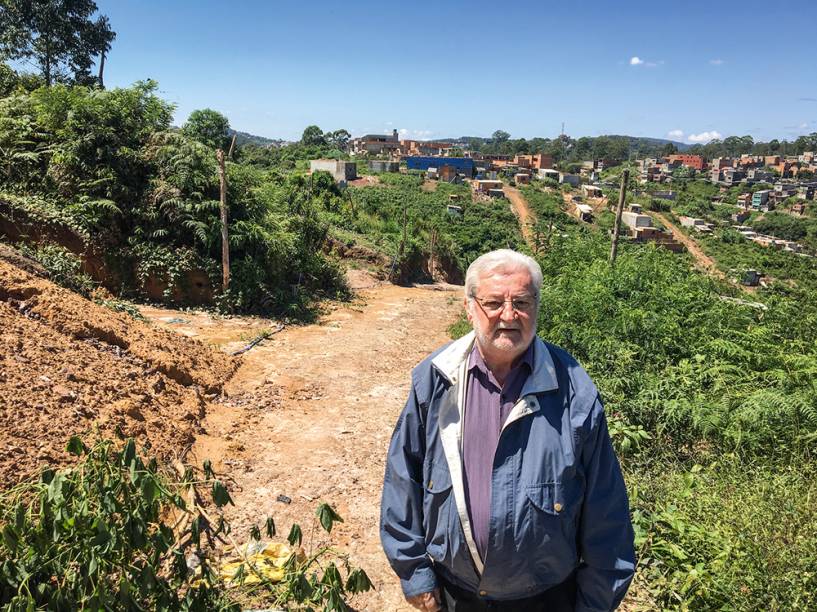 Natalini, durante vistoria a área invadida na Zona Leste, e Sítio Irma, na Zona Sul: até o papa recebeu o relatório