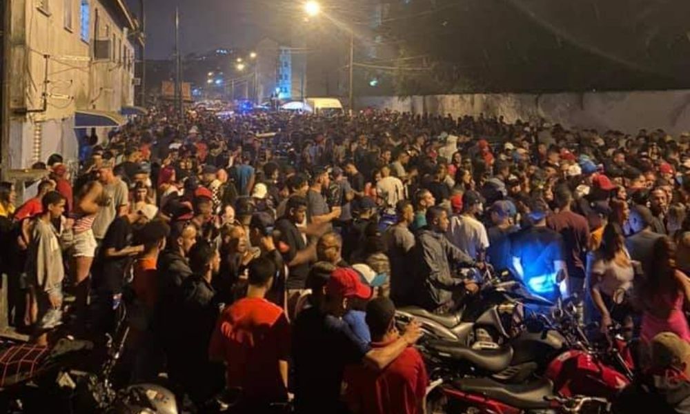 Baile funk em Santos promove aglomeração de centenas de pessoas