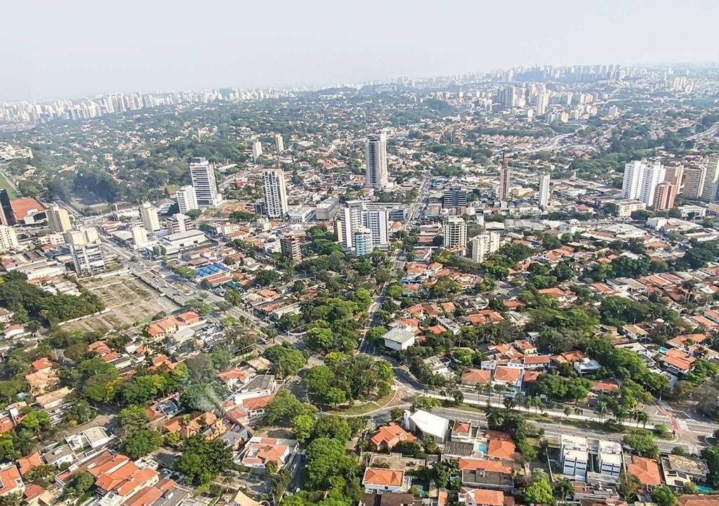 A imagem mostra uma visão aérea do bairro do Butantã
