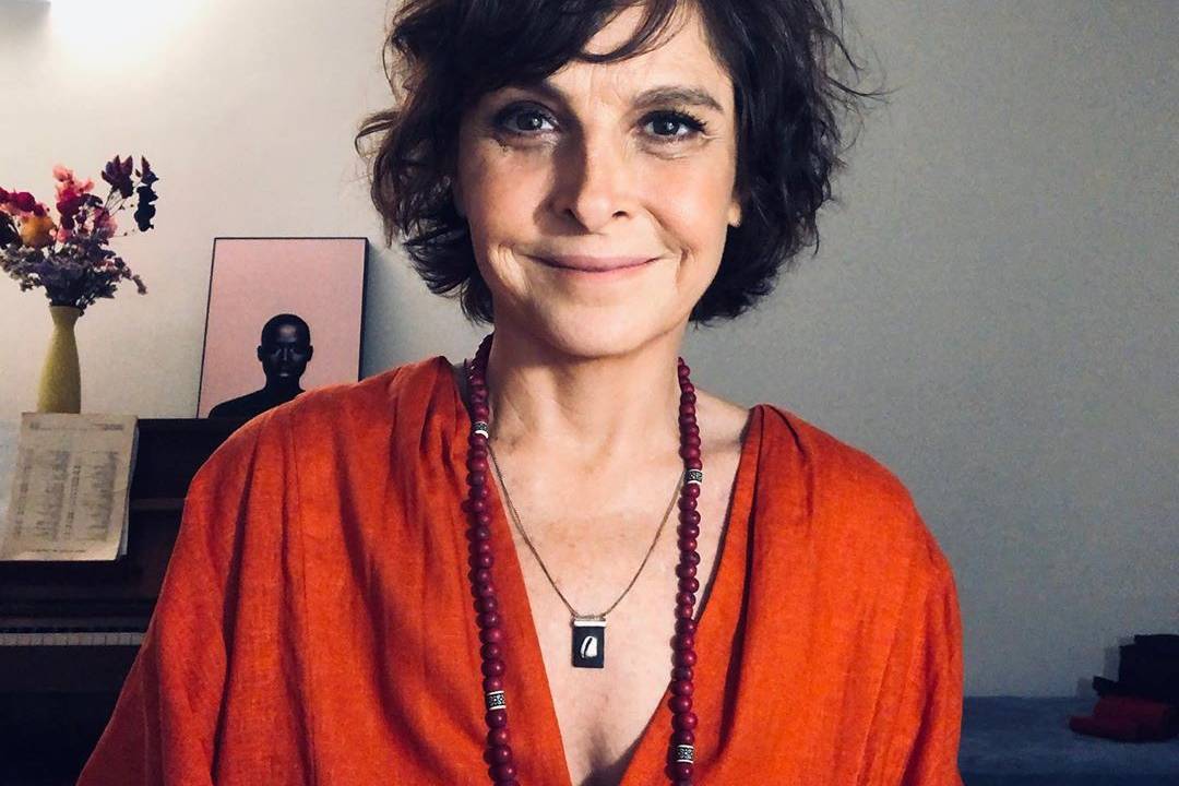 drica moraes de roupa vermelha sorrindo para a câmera